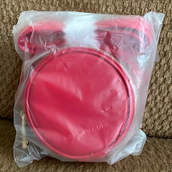 MARC JACOBS Red Patent Leather Crossbody Round Canteen Bag - mini 4” - Picture 5 of 7